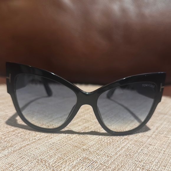 Tom Ford Black Sunglasses Women’s Cat Eye Style - Picture 3 of 13